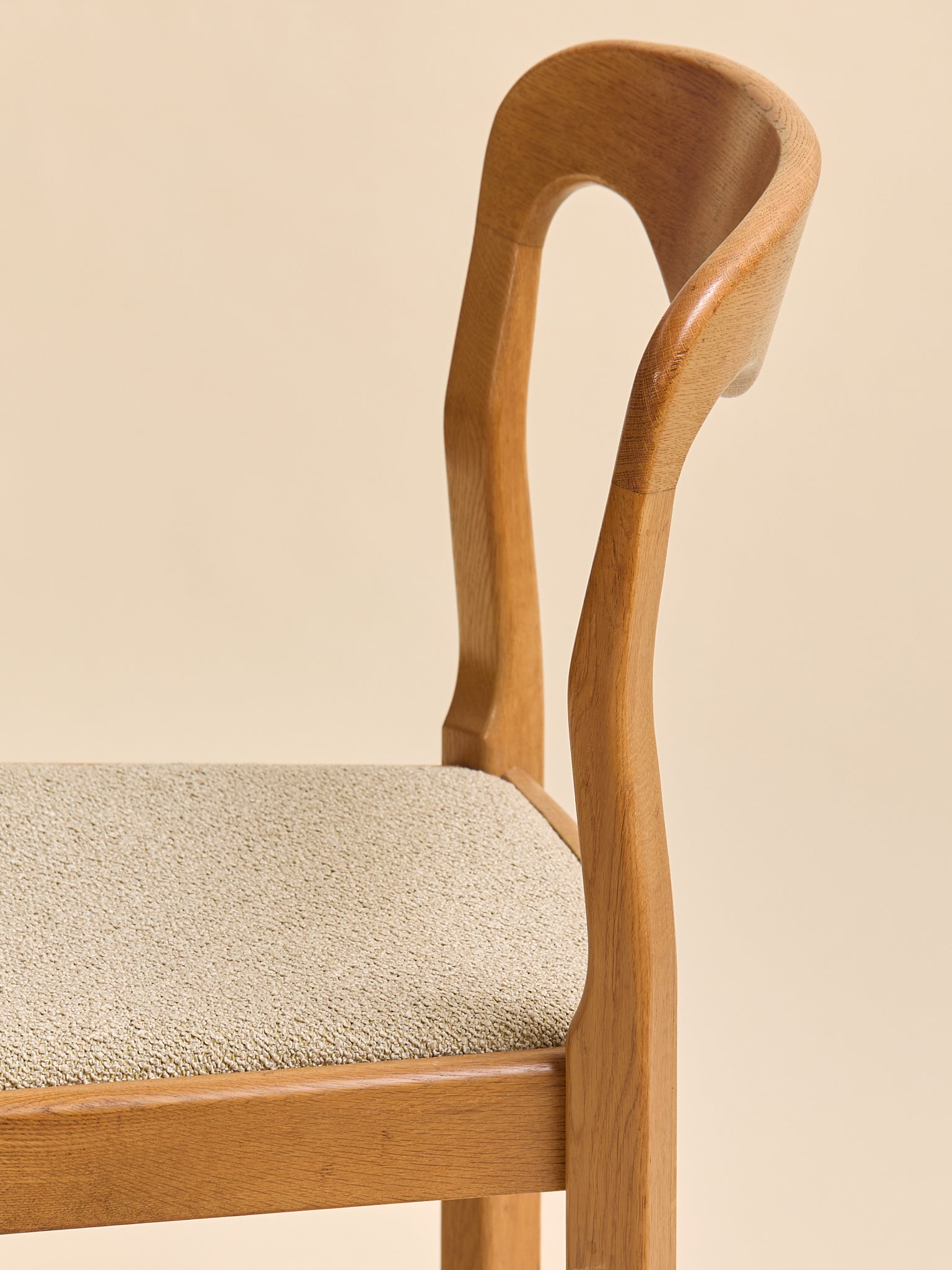 The Vintage Style Of Moller Oak & Boucle Dining Chairs, Set of Four, 1970sSeatingMiscellanea, etc.