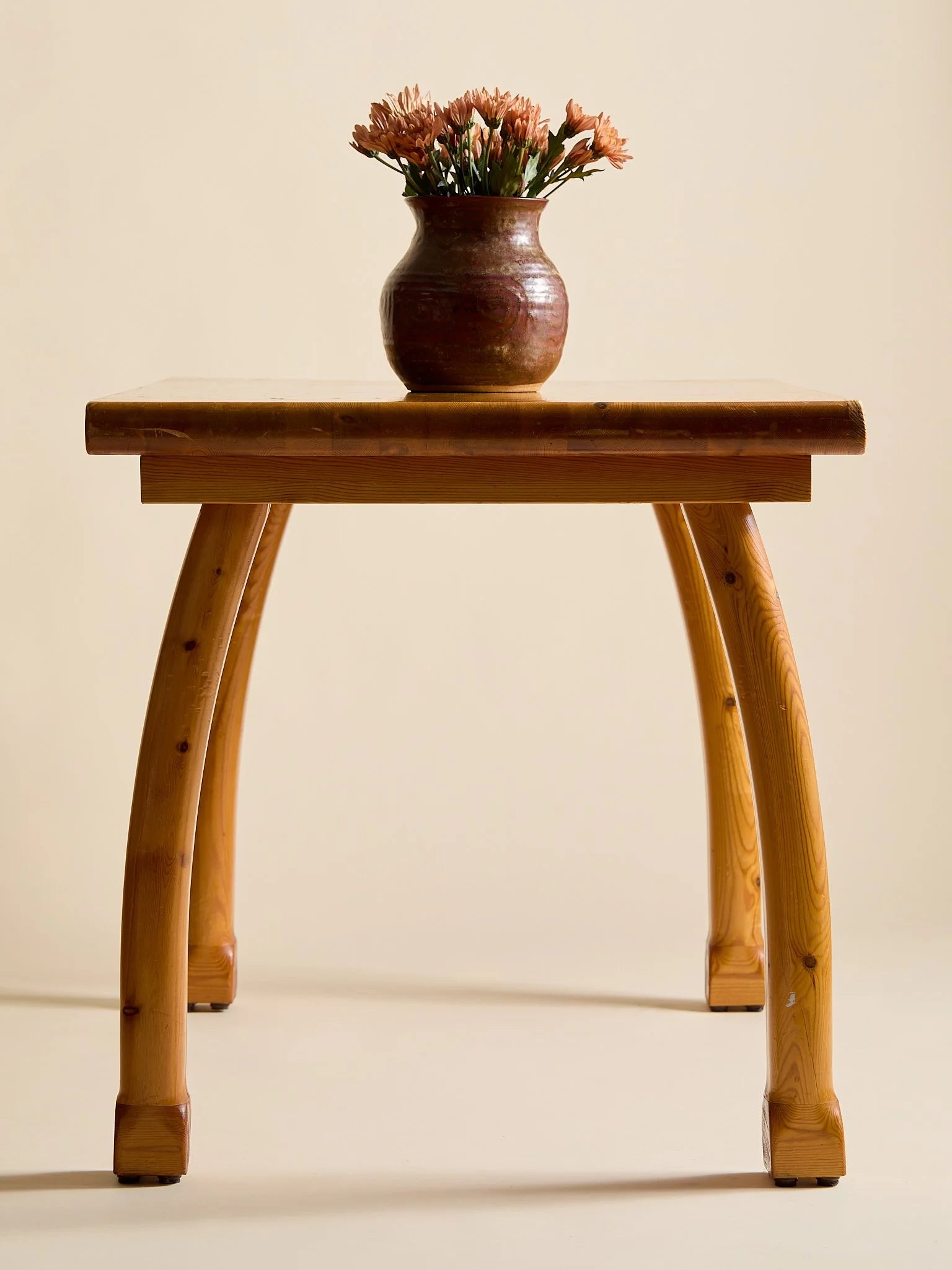 The Vintage Pine Curved Leg Petite TableDining TablesMiscellanea, etc.