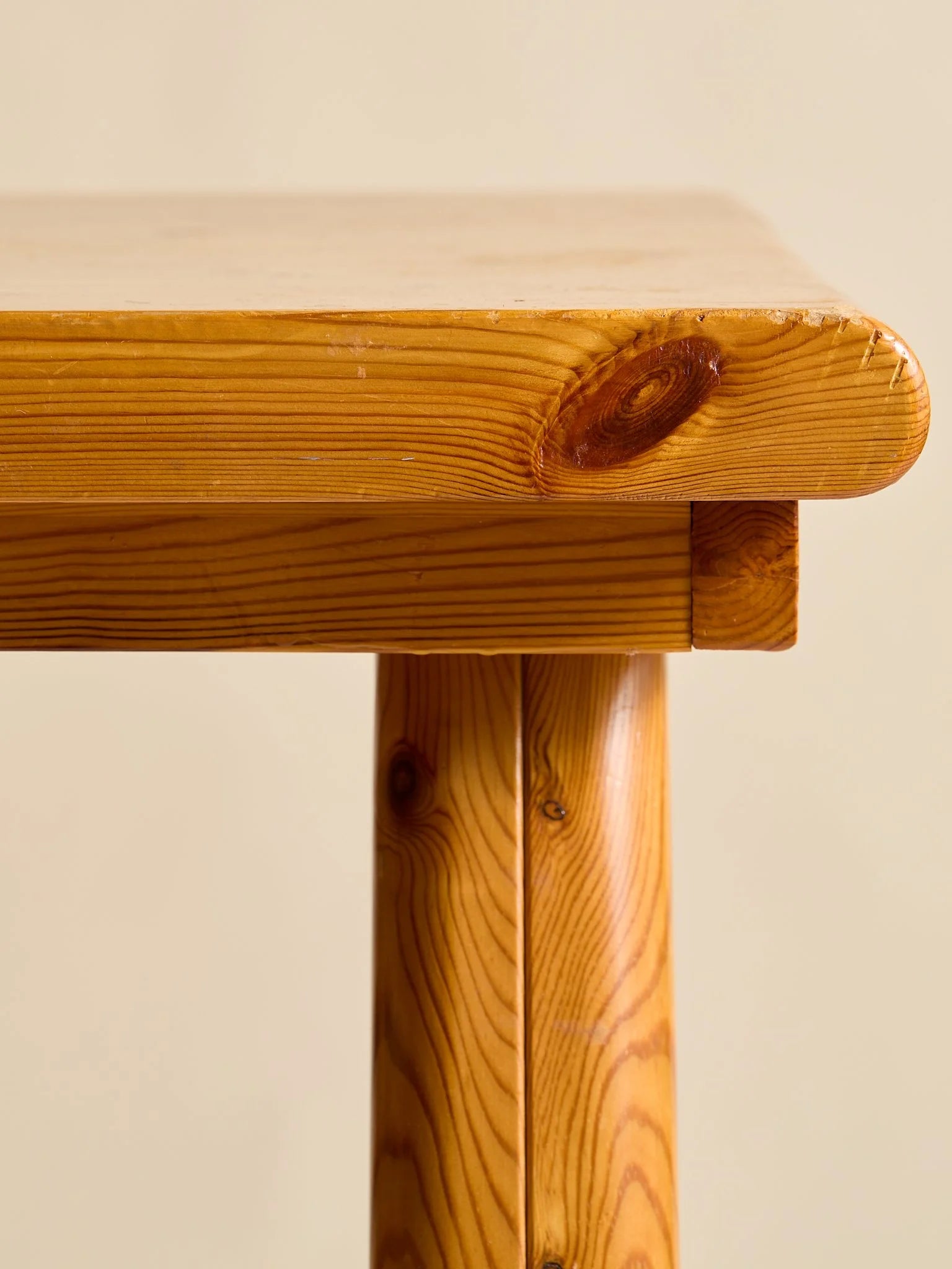 The Vintage Pine Curved Leg Petite TableDining TablesMiscellanea, etc.